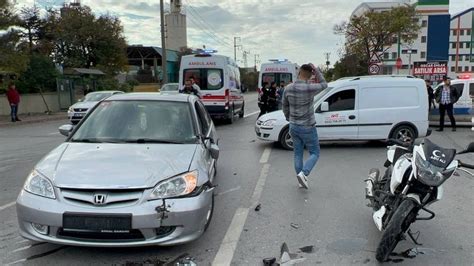 İ­z­m­i­r­­d­e­ ­R­e­f­ü­j­e­ ­Ç­a­r­p­a­n­ ­M­o­t­o­s­i­k­l­e­t­t­e­k­i­ ­2­ ­K­i­ş­i­ ­Y­a­r­a­l­a­n­d­ı­